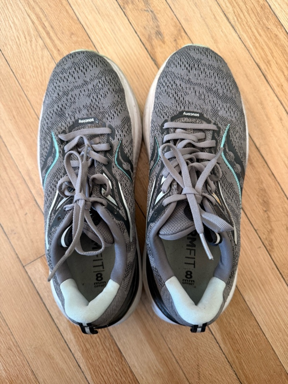 Saucony Women’s Gray Echelon 8 Running Shoes with Teal Trim size 9